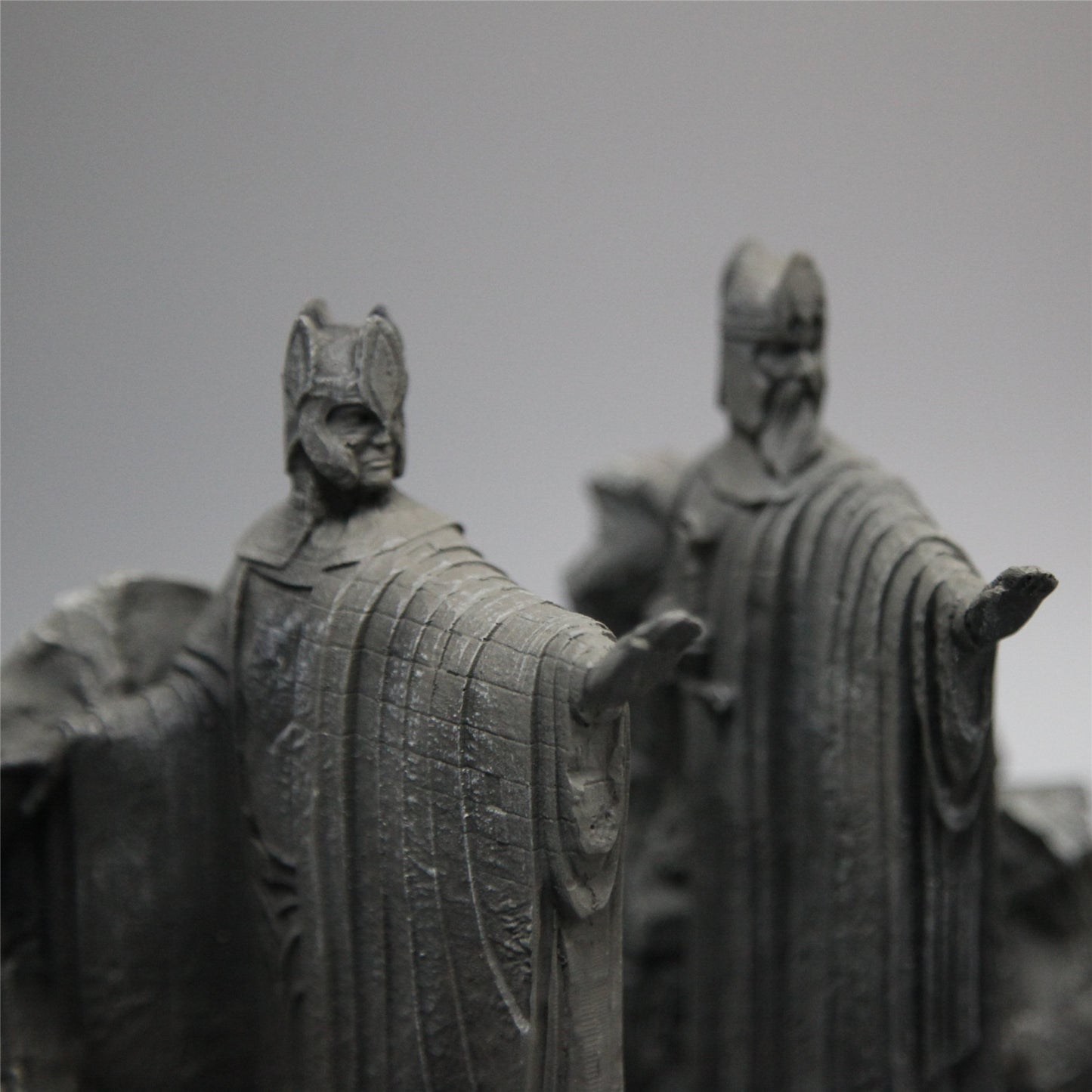 Gates of Argonath Statue Bookend detail view 1
