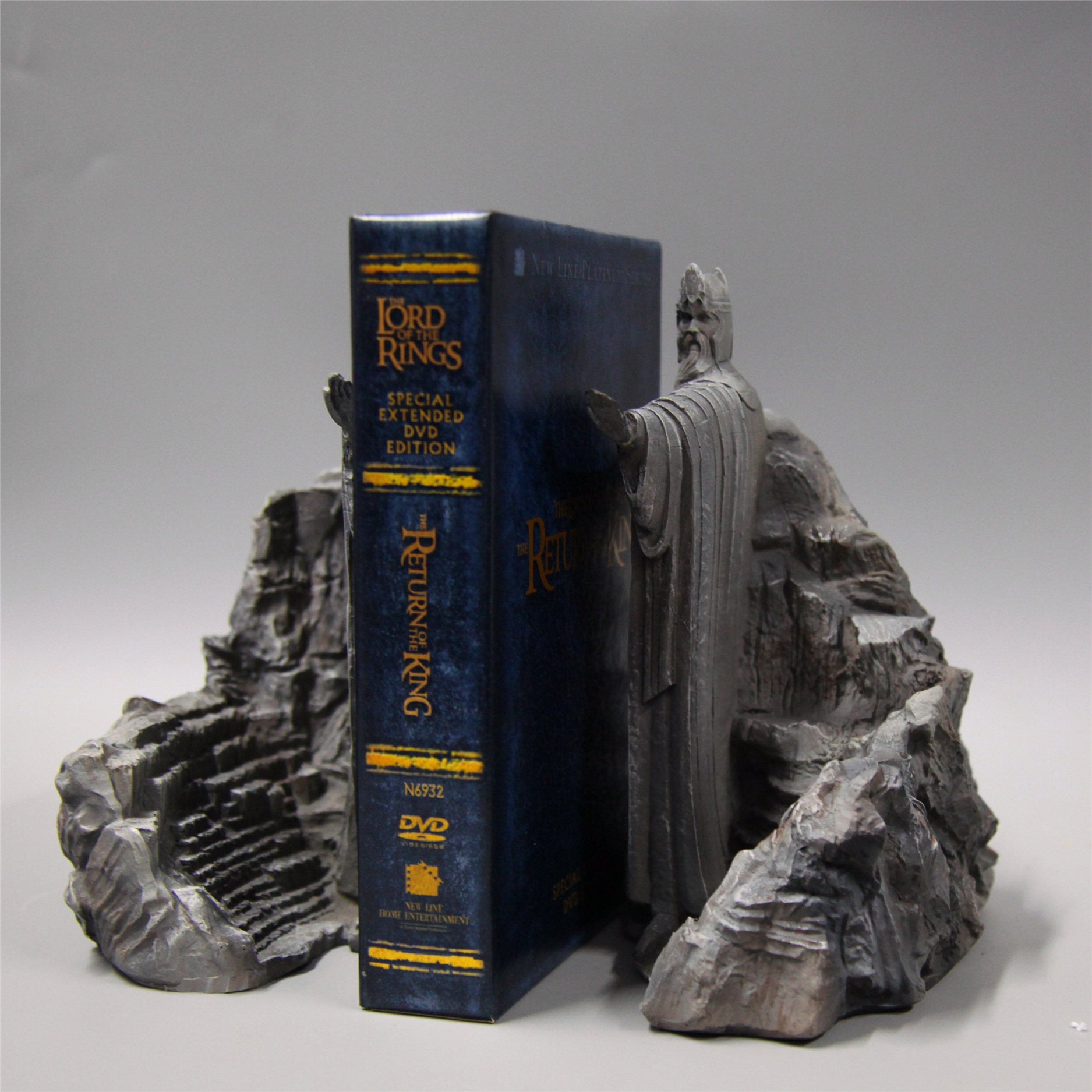 Gates of Argonath Statue Bookend with book display